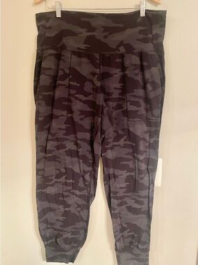 Athleta Black and Dark Gray Salutations Camo Jogger Sz 2X - EUC